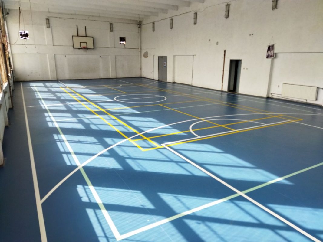 Instalación de suelo vinílico en un gimnasio de Belovo