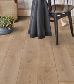 Suelo laminado Roble Mongolia 8mm / 32 clase 4V - Dias Flooring Ламиниран паркет № 704 Дъб Монголия 8мм / 32 клас 4V интериор